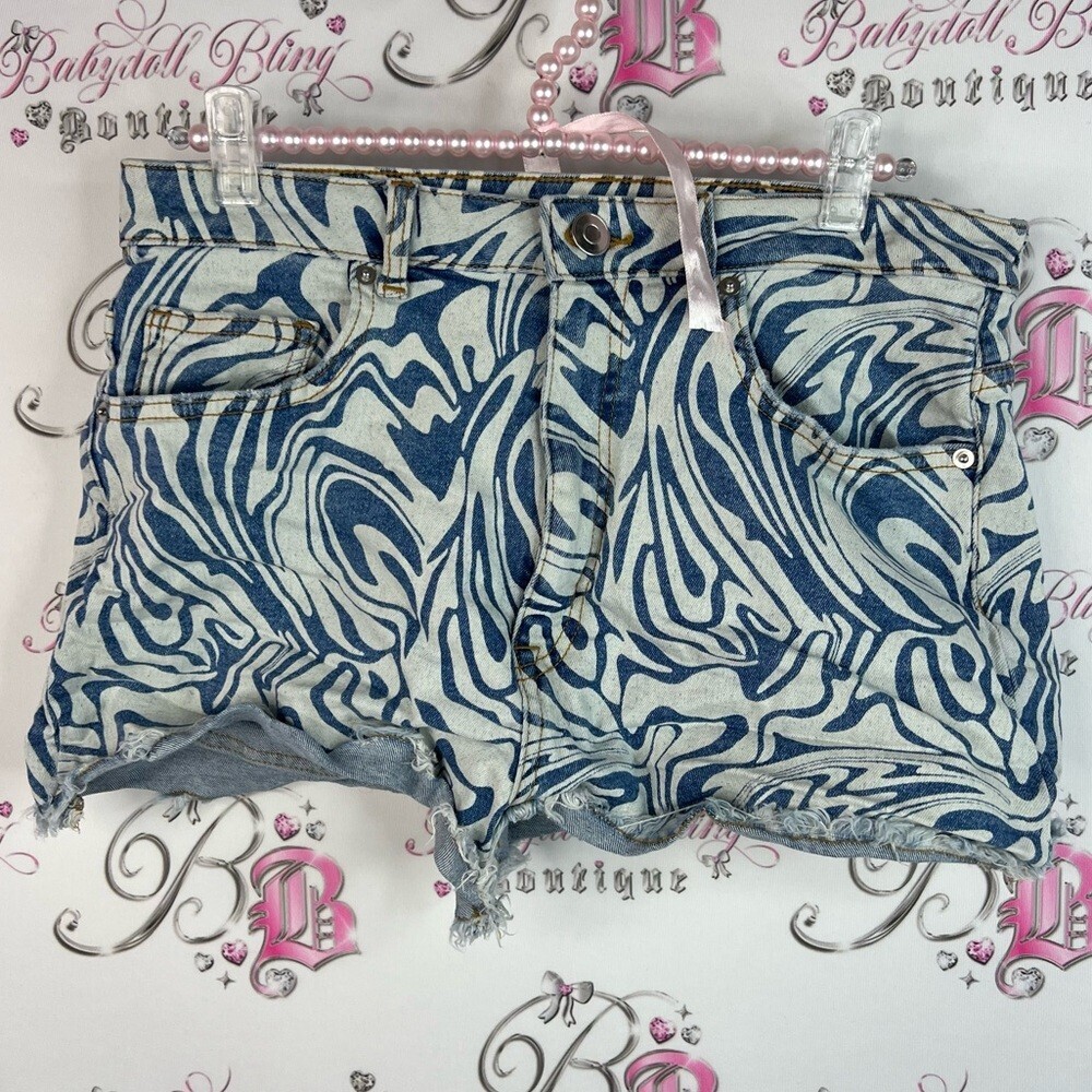 No Boundaries shorts swirl psychedelic white Blue Patterned Jean Shorts